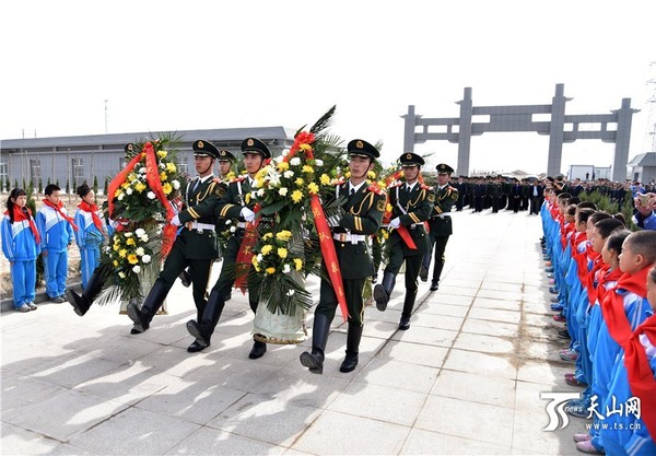 4月1日，在库尔勒市烈士陵园，武警战士持花篮缓步走向烈士纪念碑，向革命烈士敬献花篮。