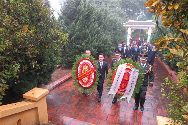 全体人员向盛兴烈士陵园主碑敬献花圈。（摄影：中国日报记者王健）