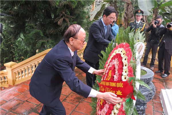 洪小勇大使与裴洪福先生共同在烈士纪念主碑前整理花圈。（摄影：中国日报记者王健）