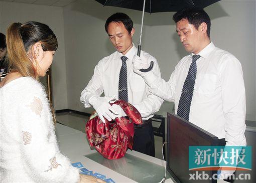 ■第三步:工作人员将骨灰带出前进行检查登记。