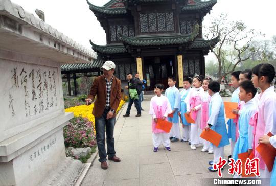 图为夏昆在扬州给孩子们讲授诗词。　崔佳明 摄