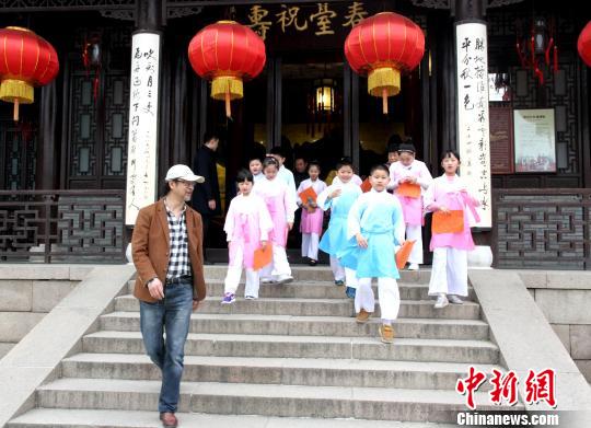 图为诗词大会擂主夏昆下扬州，给孩子们讲授诗词。　崔佳明　摄