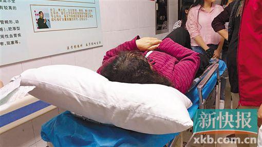 ■杜婆婆受伤后被送院治疗。(小区业主供图)