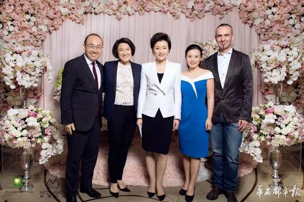 杨澜办天下女人国际论坛 姐龚琳娜分享幸福婚