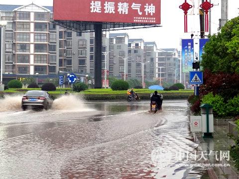 4月2日,湖南麻阳县出现雷雨冰雹天气,道路积水。(摄影:李佳蔚)