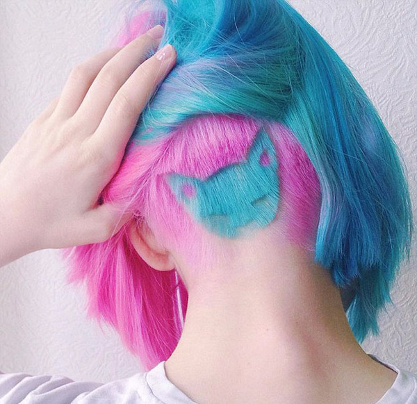 俄罗斯女子卡蒂奇卡近来引发新的网络热潮，她将自己后脑勺上的头发剃成猫脸状。（网页截图）