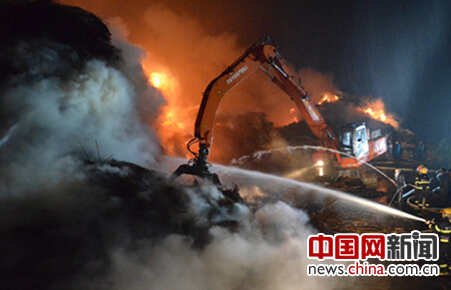 岳阳消防扑救芦苇堆垛火灾