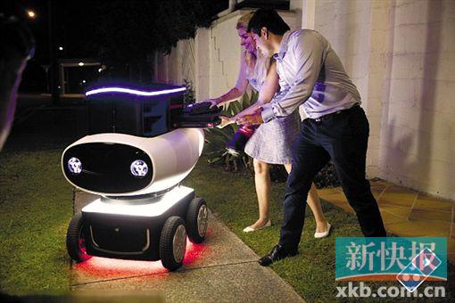 全球知名比萨连锁店达美乐计划在澳大利亚进一步缩短外卖送餐时间,预计从下单到收到热腾腾的比萨只需要10分钟。《悉尼先驱晨报》报道说,缩短送餐时间的办法除了增加门店数量外,还包括引入送餐机器人。 这一机器人名叫DRU,是全球第一个自动送餐机器人。它高不到1米,重190公斤,以可充电电池驱动四个轮子,续航能力为20公里,这也是它的最高时速。依靠内置导航系统,DRU可以自动识别障碍物、规划最佳路径、轻松穿越碎石地、沙地和泥地。不过它不能上下台阶,因此无法像快递小哥那样把餐送到门口,只能让客户到路边自行取餐