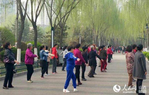 玉门河公园内晨练的市民