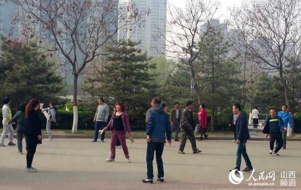 玉门河公园内晨练的市民