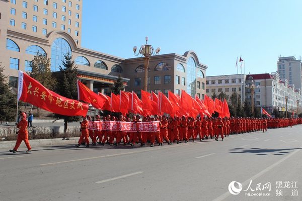 大兴安岭森林支队宣传方阵走上街头进行防火宣传。张杰 摄