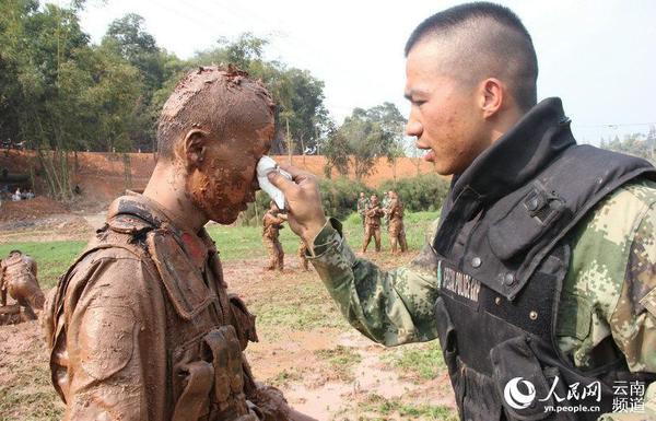 战友情深。（摄影：董福兴）