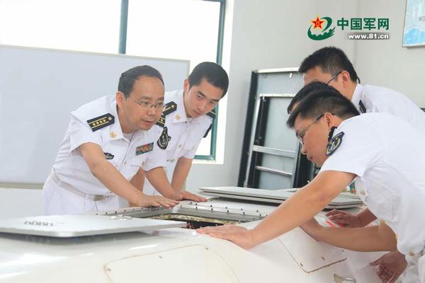 董文才(前排左一)生前带领学生做实验。陈晓军 摄