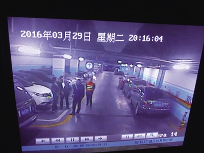 保安堵住了嫌疑人。视频截图