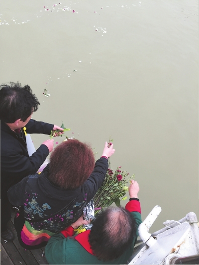 3月30日，逝者家属将混有花瓣的亲人骨灰缓缓撒入闽江入海口的海面上。