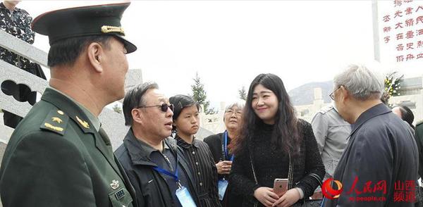 山西省晋绥文化教育发展基金会副理事长兼秘书长段晓飞(左二)向同行者讲述那段刻骨铭心的历史。杨志勇摄