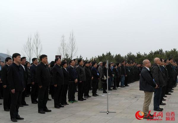 广场上站满前来参加公祭活动的社会各界人士。杨志勇摄