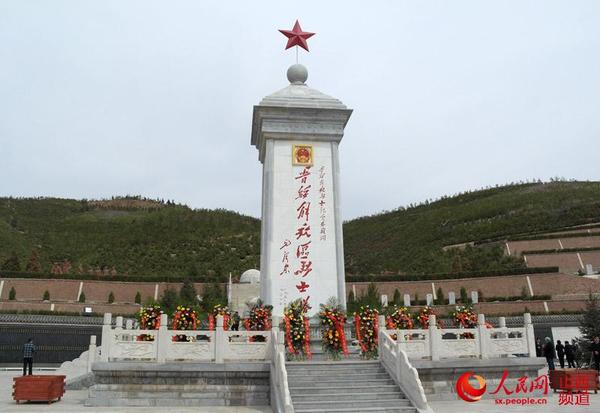 烈士纪念碑前摆满向烈士敬献的花篮。杨志勇摄