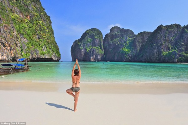 泰国的玛雅湾海滩也令人心驰神往，你可以在那里来一套瑜伽，再拍张美照，像图册里这样悠闲自在。（图片来源：《每日邮报》）
