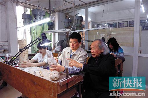 ■李定宁和儿子李斌成旨在打造精雕细刻、玲珑剔透的广州牙雕的精品、孤品。