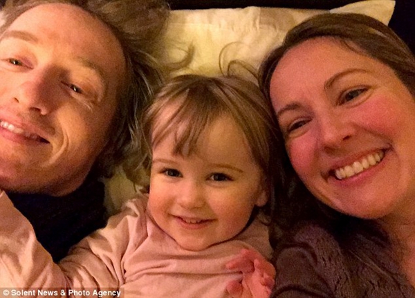 詹姆斯一家三口。（图片来源：《每日邮报》）