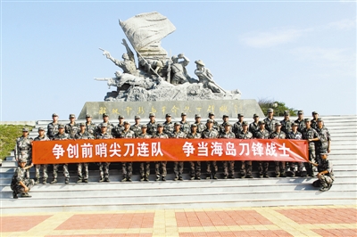 官兵在英雄雕像前举行签名活动。作者提供