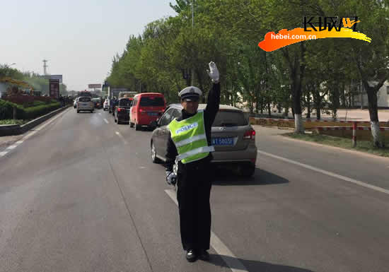 衡水交警疏导事故拥堵路段交通。衡水市交警支队 提供