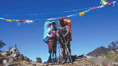 成都驴友“石头”（右）酷爱户外运动。