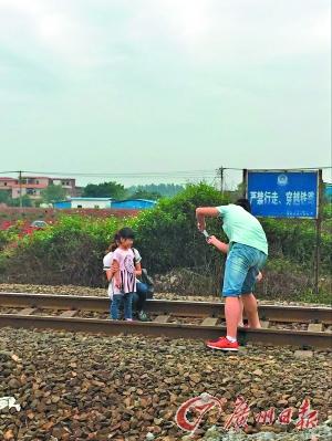 记者昨日回访时发现，尽管有“严禁行走、穿越铁路”的警示，但仍有不少市民在铁路上拍照。