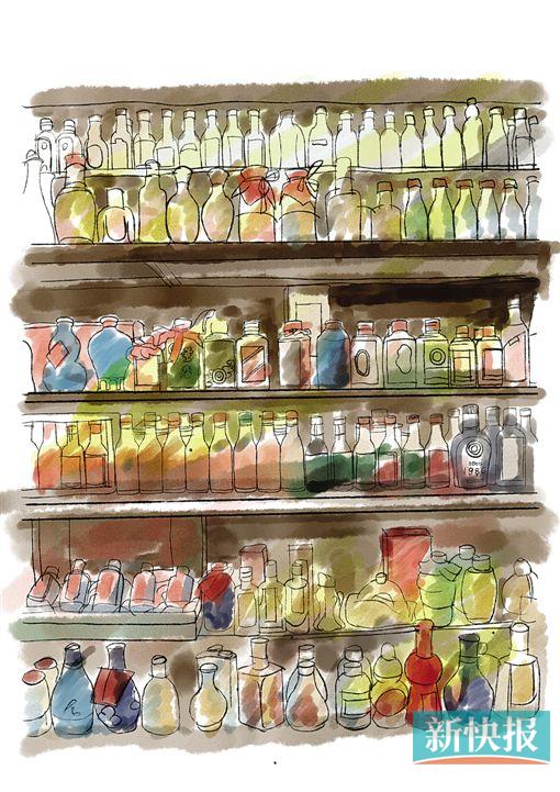 ●小酒版陈列橱窗,各种奇特、大小不一的酒瓶隔着玻璃,整齐地映现在眼前,“琳琅满目”这个词用在此时非常贴切。