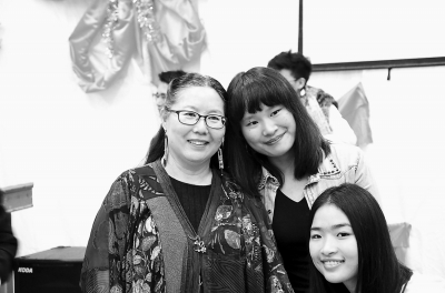 若宜老师（左一）和学生们合影。（资料图片）