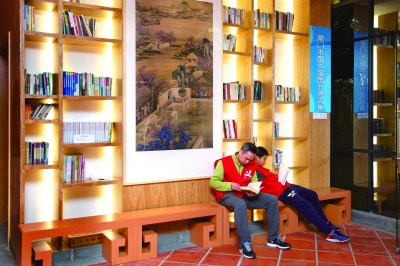 社区书院深受居民喜爱。 施辰静 摄