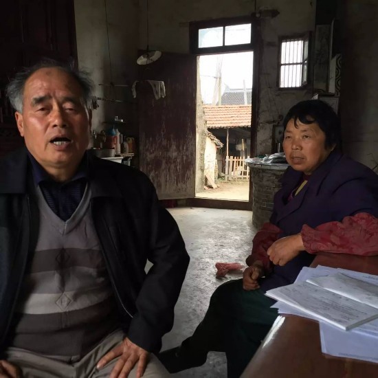 陆江平(左)与妻子汤水芳