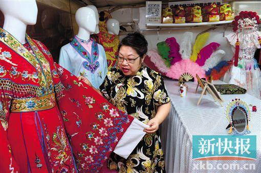 ■公主服上的凤凰、牡丹等图案都是手工绣出来的。