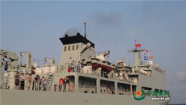 船上人员挥手告别。