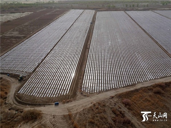 2016年4月12日，新疆生产建设兵团第二师31团四连职工在播种棉花。