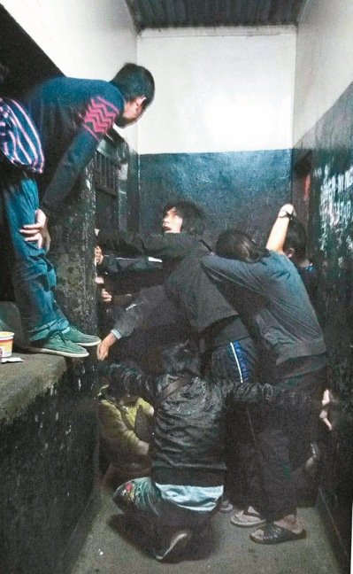 肯亚警方试图用大锤棍子攻击，台人透过越洋电话急喊“快撑不下去了”。 图／家属提供 图片来源：台湾《联合报》