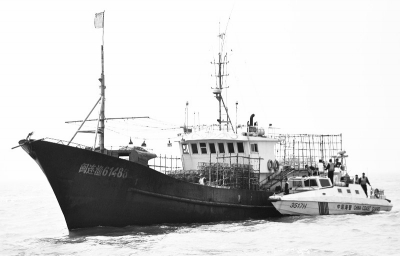 执法人员登船检查。吴隆重　摄