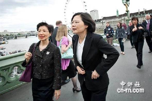 2011年，时任民进党主委的蔡英文（右）访问欧洲，当时的台湾地区驻英代表张小月（左）几乎全程陪同。（翻摄自中评网） 图片来源：台湾《中时电子报》