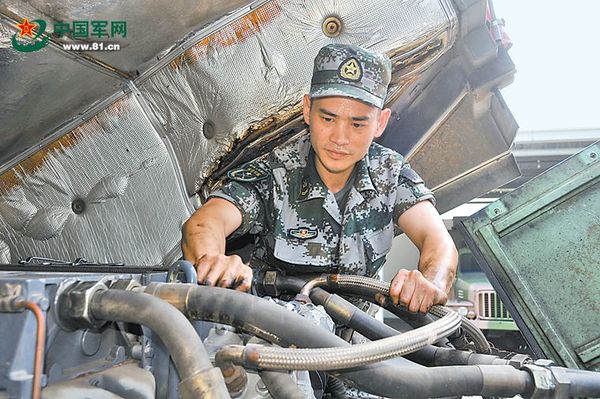 沈锦乘进行装备维修。 庞祥川摄