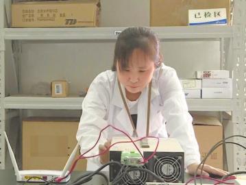 工作人员正在进行测试。