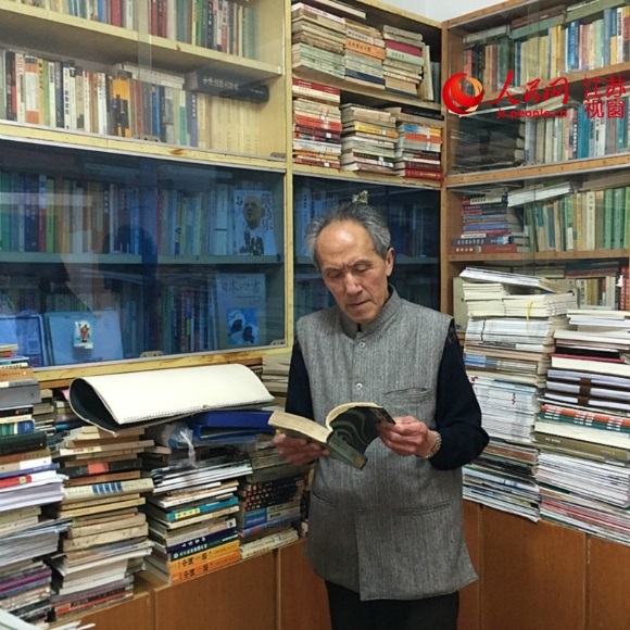 邻居刘宝华正在侯求学家的书房中读书。