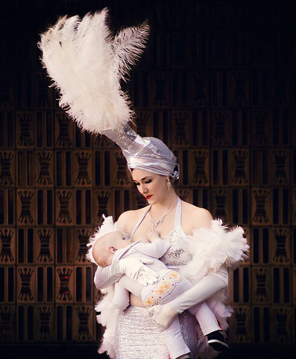 美国得州摄影师鲁比推出多张职业女性身穿工作服哺乳的照片，包括拉斯维加斯歌舞女郎。（网页截图）