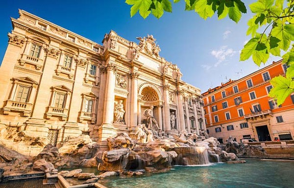 去年，洪水淹没排水沟后，罗马著名的特雷维喷泉（Trevi）遭到老鼠入侵。（网页截图）