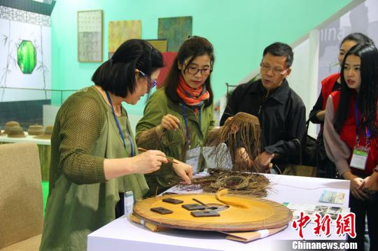 图为非物质文化遗产——草帽编织。　林波　摄