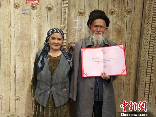 疆维吾尔族老人收养汉族弃婴20年后培养成大