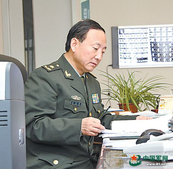 秦叔逵研究病例。冯 敬摄