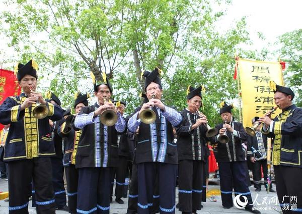 参加布洛陀祭祀大典的唢呐队(覃蔚峰/摄)