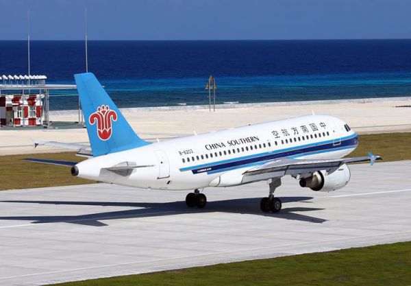 资料图片：中国南航公司客机在永暑礁机场着陆。（图片来源于网络）