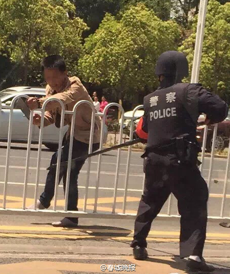 昆明一男子持刀 袭击路人  民警开枪将其 击毙 |男